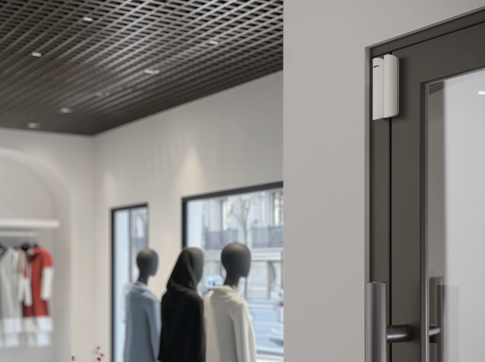 DoorProtect Öffnungsmelder an einer Ladentür montiert, im Hintergrund ein Geschäft mit Kleidung