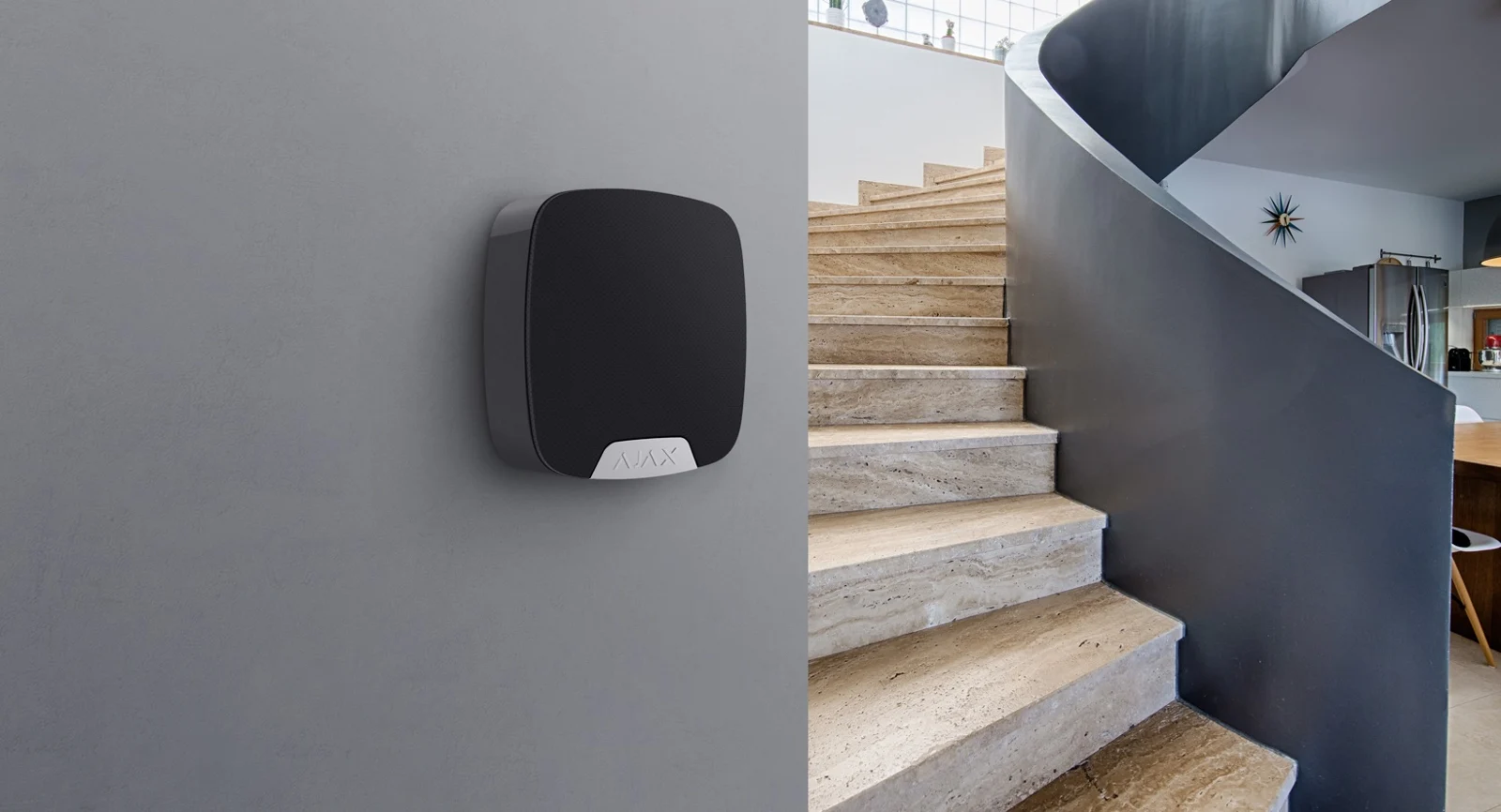 HomeSiren Sirene an einer Wand neben einer Treppe montiert